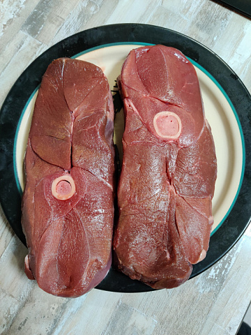 Фото Стейк из окорока северного оленя на кости 400-800 гр